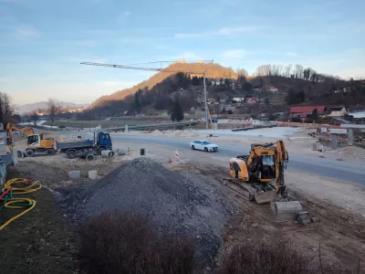 Gradnja križi&scaron;ča in mostu čez Savinjo na Polulah zaradi občasnih zapor povzroča veliko jeze med vozniki. F Mojca Marot 