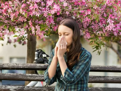 Spomladanske alergije se izražajo s simptomi, kot so kihanje, zama&scaron;en nos, izcedek iz nosu, solzenje oči. / Foto: iStock