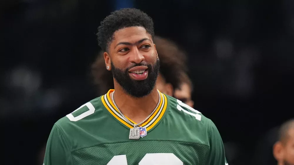 Dallas Mavericks forward Anthony Davis wears a NFL quarterback Jordan Love, of the Green Bay Packers, during the first half of an NBA basketball game against the Portland Trail Blazers Sunday, Nov. 16, 2025, in Dallas. (AP Photo/Julio Cortez)