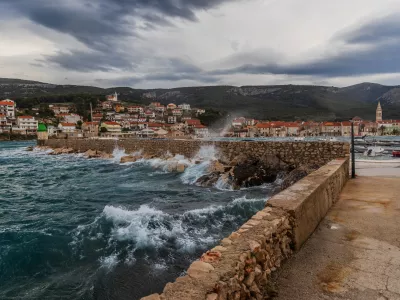 02.04.2026., Jelsa - Olujna Bura i zimski ugodjaj u mjestu Jelsa. Photo: Zvonimir Barisin/PIXSELL