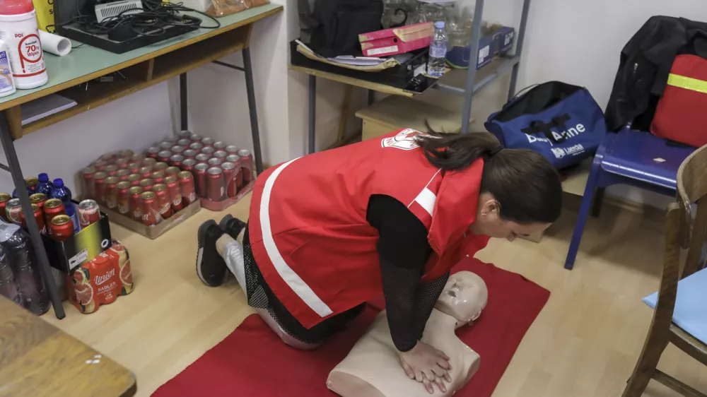 - oživljanje - avtomatski zunanji defibrilator AED -- 14.04.2022 &ndash; &Scaron;marno ob Paki &ndash; brezplačni obnovitveni tečaj prve pomoči v sodelovanju z Rdečim križem Slovenije ob podpori mednarodne avtomobilistične zveze FIA, /FOTO: Jaka Gasar