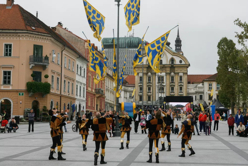  Slovensko Italijanski odnosi, Slovenija Italija, zastavesrednjeve&scaron;ka povorka   - 13. Srednjeve&scaron;ki dnevi v Ljubljani 2013 - srednjeve&scaron;ki dan in festival renesančne glasbe    //FOTO: Bojan Velikonja