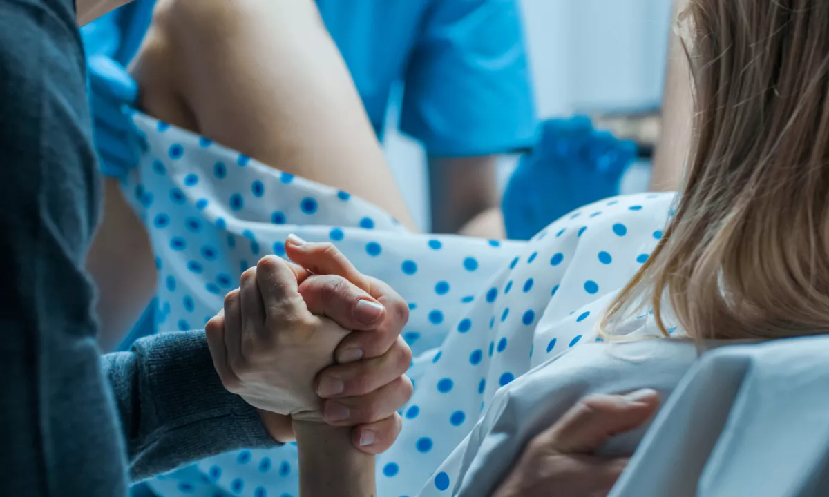 Raziskave kažejo, da rojevanje v počepu ali stoje skrajša porod in zmanjša potrebo po medicinskih posegih.