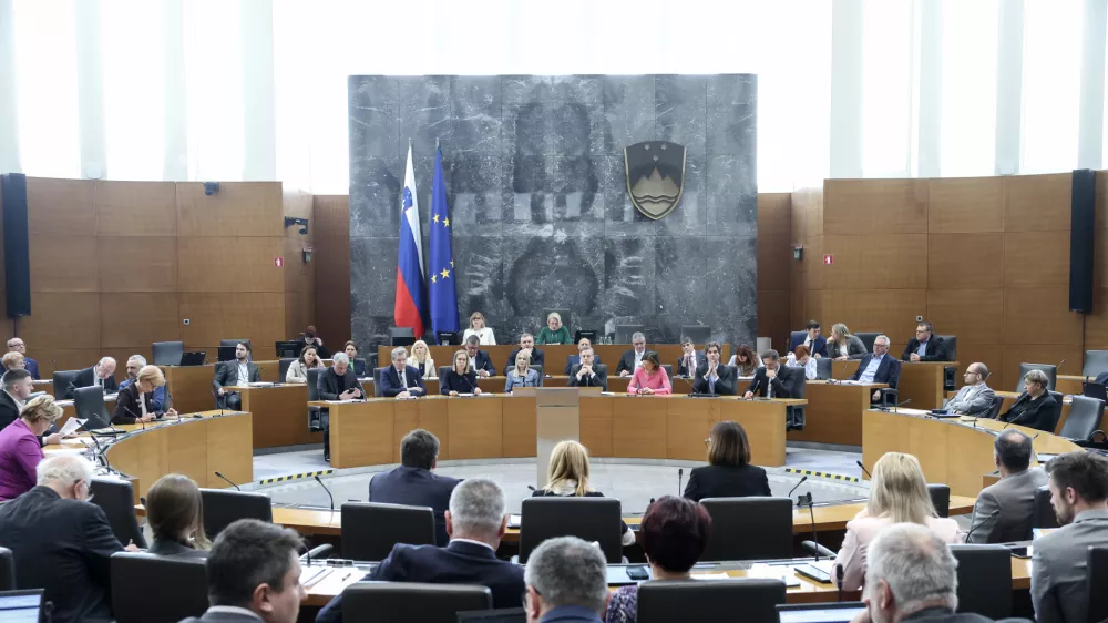 - 03.03.2025 - Predsednik vlade dr. Robert Golob je na 28. redni seji Državnega zbora odgovarjal na ustna poslanska vpra&scaron;anja - parlament, poslanec, poslanci, politika, vlada//FOTO: Jaka Gasar