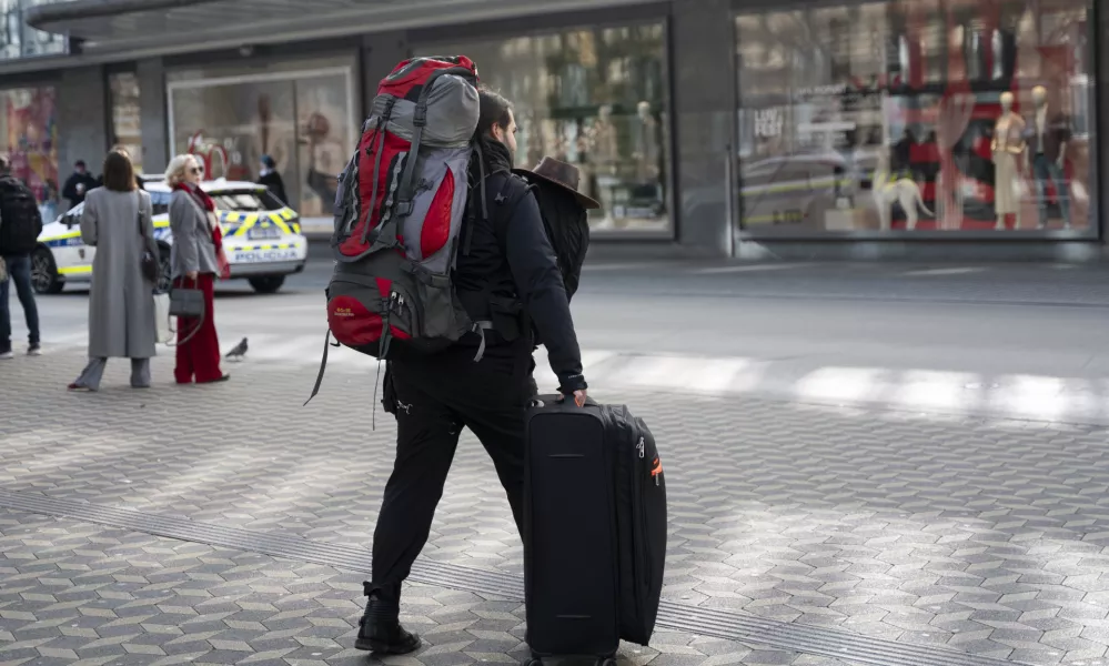 simbolična fotografijaairbnbkovčkibackpackerturizemturistipotovanje04.03.2025 turisti v LjubljaniFOTO: Nik Erik Neubauer / Foto: Nik Erik Neubauer