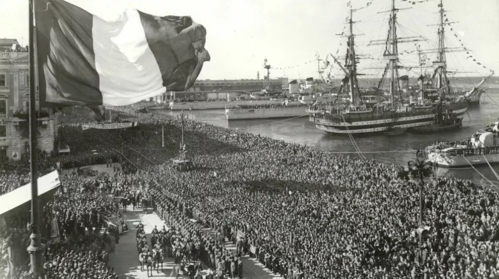 1954, 4. november, slovesnost, ko je po Londonskem memorandumu Trst z okolico pripadel Italiji, jadrnica Amerigo Vespucci / Foto: Wikipedia