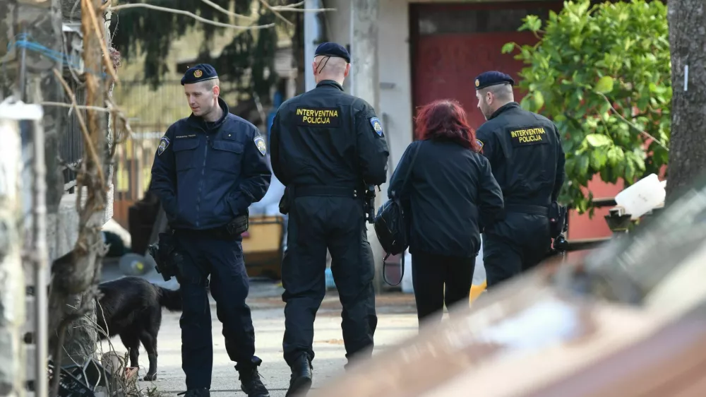 Policisti in kriminalisti na dvori&scaron;ču domače hi&scaron;e Željka Hatlaka, kjer ga je v zasedi čakal in umoril Kristijan Stančić. 