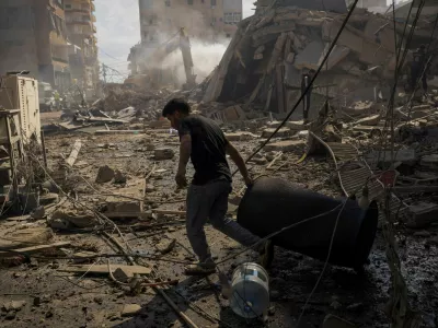 A man pulls a drum at the site of an Israeli strike in Tyre, Lebanon, April 8, 2026. REUTERS/Adnan Abidi   TPX IMAGES OF THE DAY