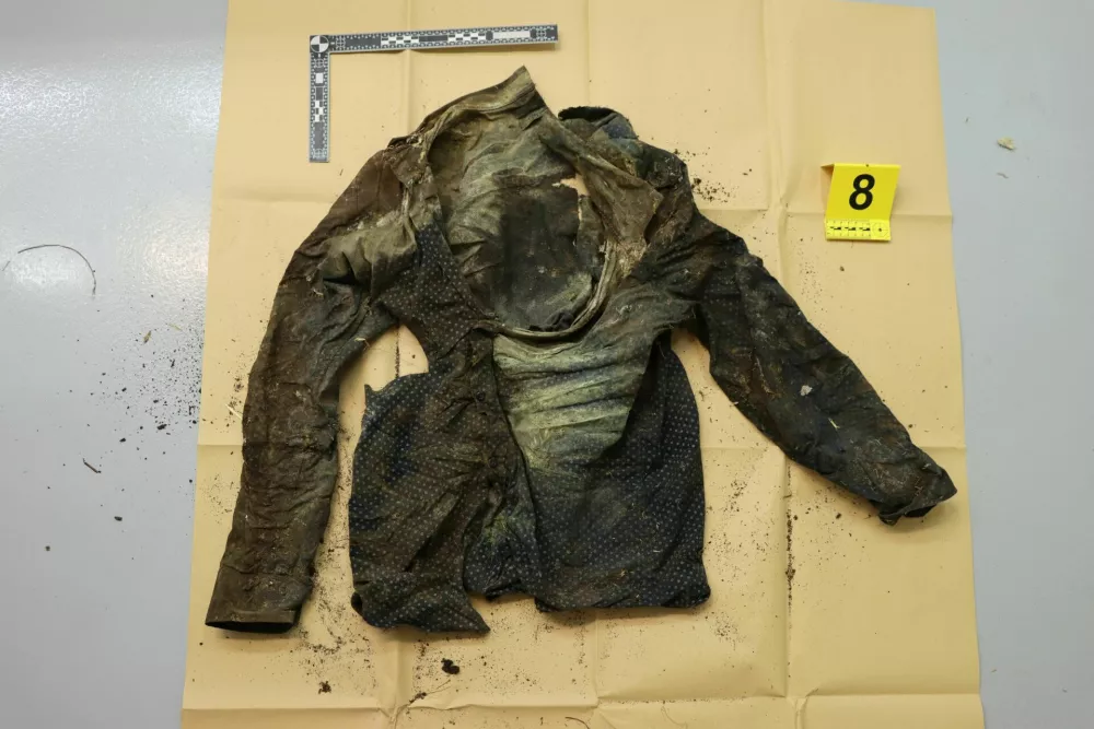 Blizu Hoč so na&scaron;li posmrtne ostanke starej&scaron;ega mo&scaron;kega. Identitete &scaron;e niso odkrili, policija je zato objavila njegova oblačila in predmete.