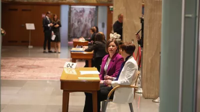 Vroči petek v DZ: Se bo zbistrila tudi slika nove vlade?