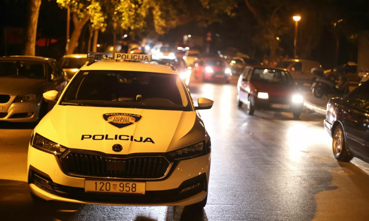 Na leto dni pogojne zaporne kazni in plačilo sodnih stroškov je bila obsojena Hrvatica Kristina, ki je hudo pijana na dvorišču fizično napadla svojega prav tako zelo pijanega ljubimca.