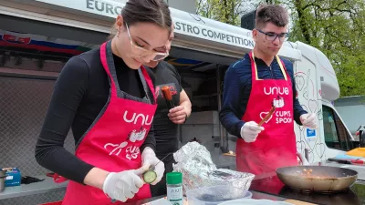 Delovni pult sta si delila Arnela in Lars, vsak pa je pripravil svojo jed. 