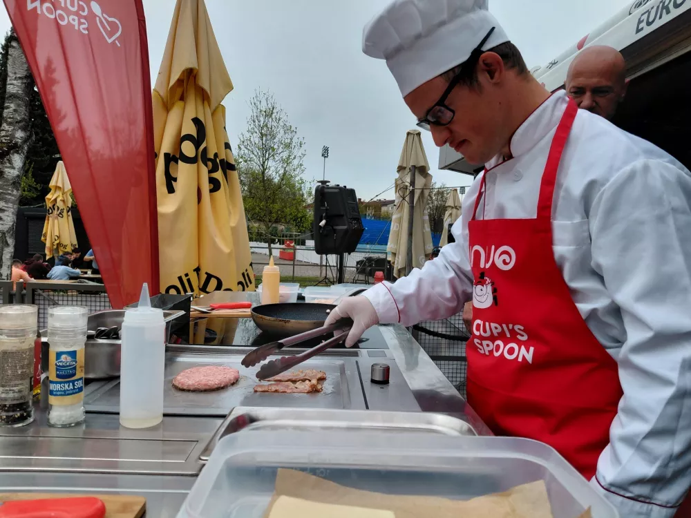 Nino Ko&scaron;trun je komisijo sku&scaron;al prepričati s svojim hamburgerjem. 
