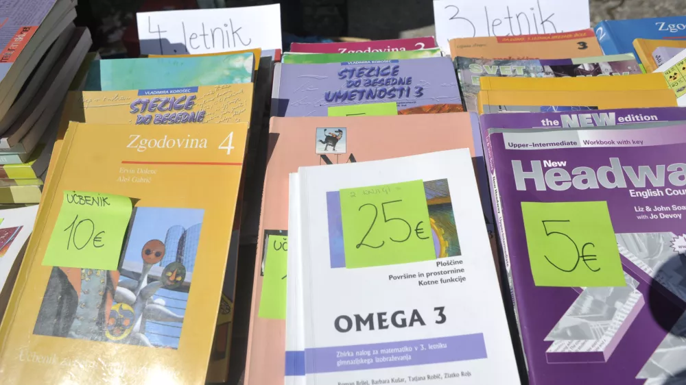 - Sejem rabljenih učbenikov in drugih &scaron;olskih potreb&scaron;čin 2012 v organizaciji Zveze &scaron;tudentskih klubov Slovenije &Scaron;KIS, &scaron;olske knjige - učbeniki - &scaron;olstvo     //FOTO: Tomaž Zajel&scaron;nik