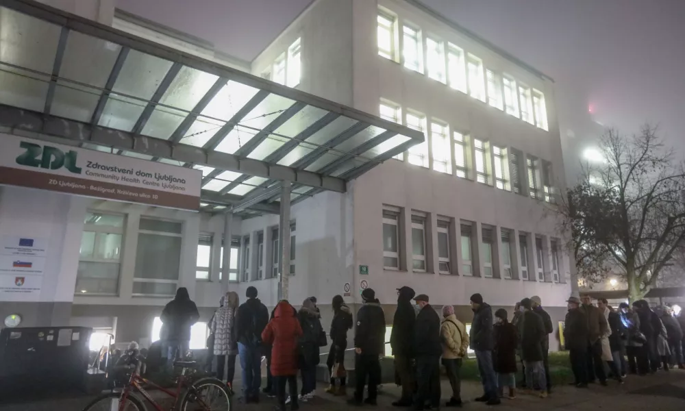  sprejem novih pacientov &ndash; vrsta do dveh novih zdravnic, ki bosta sprejeli 2.500 pacientov,&nbsp;- 06.01.2023 - Zdravstveni dom ZD Bežigrad, Kržičeva ulica 10 v Ljubljani&nbsp;//FOTO: Luka Cjuha