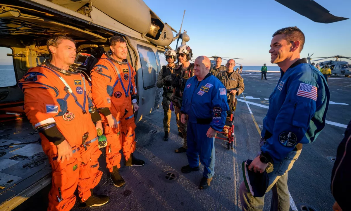 Pristanek je bil zapleten manever, med katerim je kapsula dosegla  hitrost do približno 38.400 kilometrov na uro, kar je astronavte  izpostavilo izjemnim fizičnim obremenitvam.