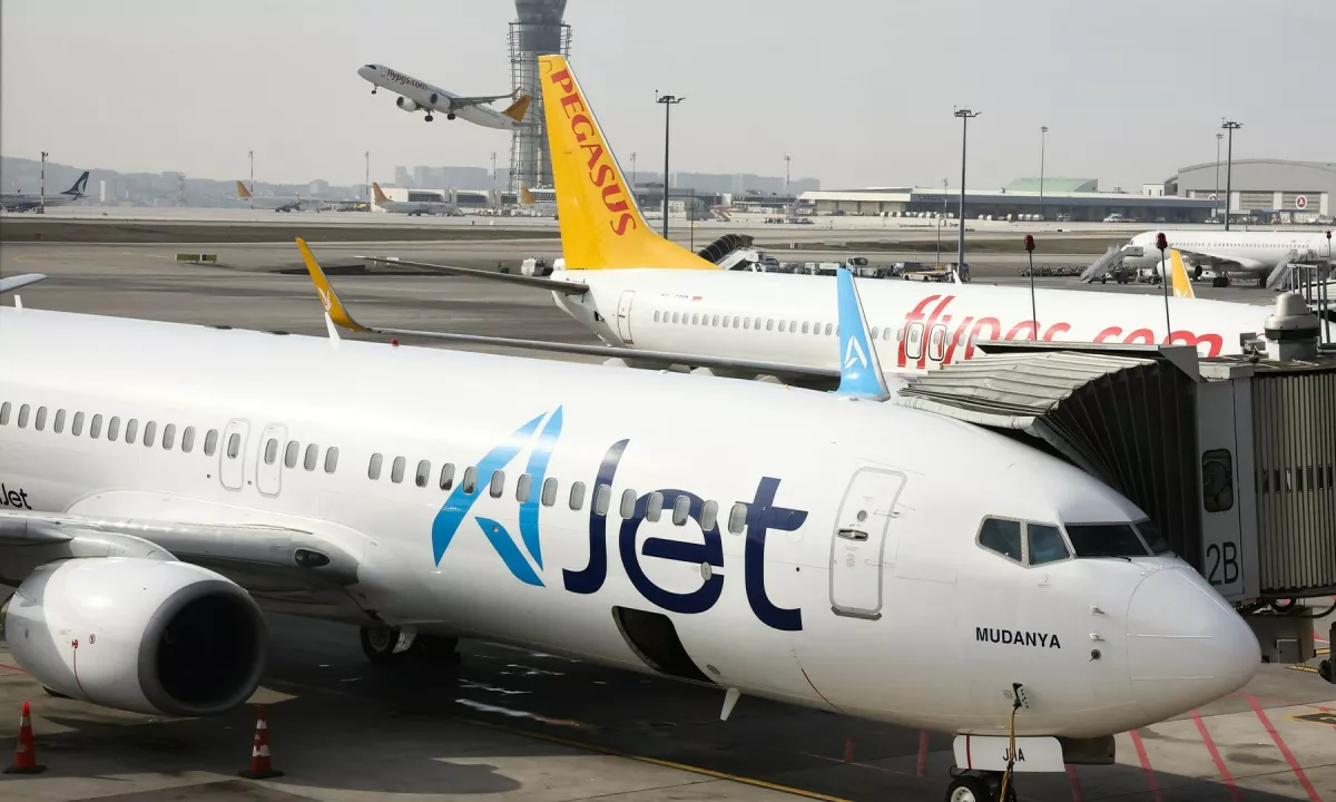 Zaradi zaostrenih razmer v Hormuški ožini bi lahko že v nekaj tednih začelo primanjkovati letalskega goriva, kar bi lahko privedlo do nadaljnjih motenj v letalskem prometu, so v pismu evropski komisiji opozorili v Evropskem združenju letališč ACI Europe.