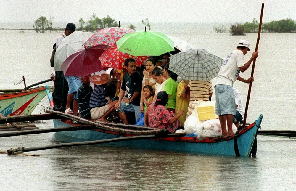 Prizor iz sodobnega časa Filipincev. Ljudje pač potujejo, kakor vejo in znajo. / Foto: Profimedia