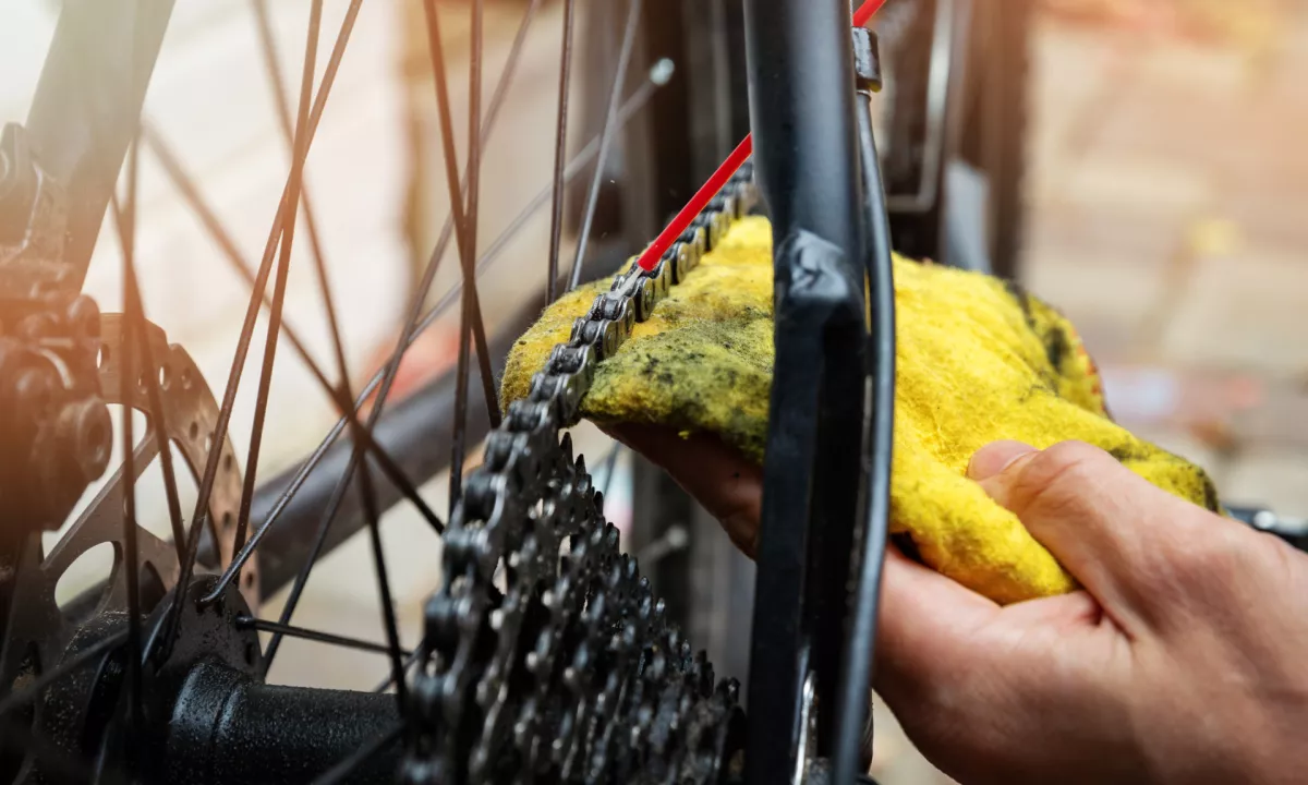 Spoznajte preprost, hiter in neverjetno poceni način za popolno čiščenje kolesarske verige s stvarmi, ki jih že imate doma.