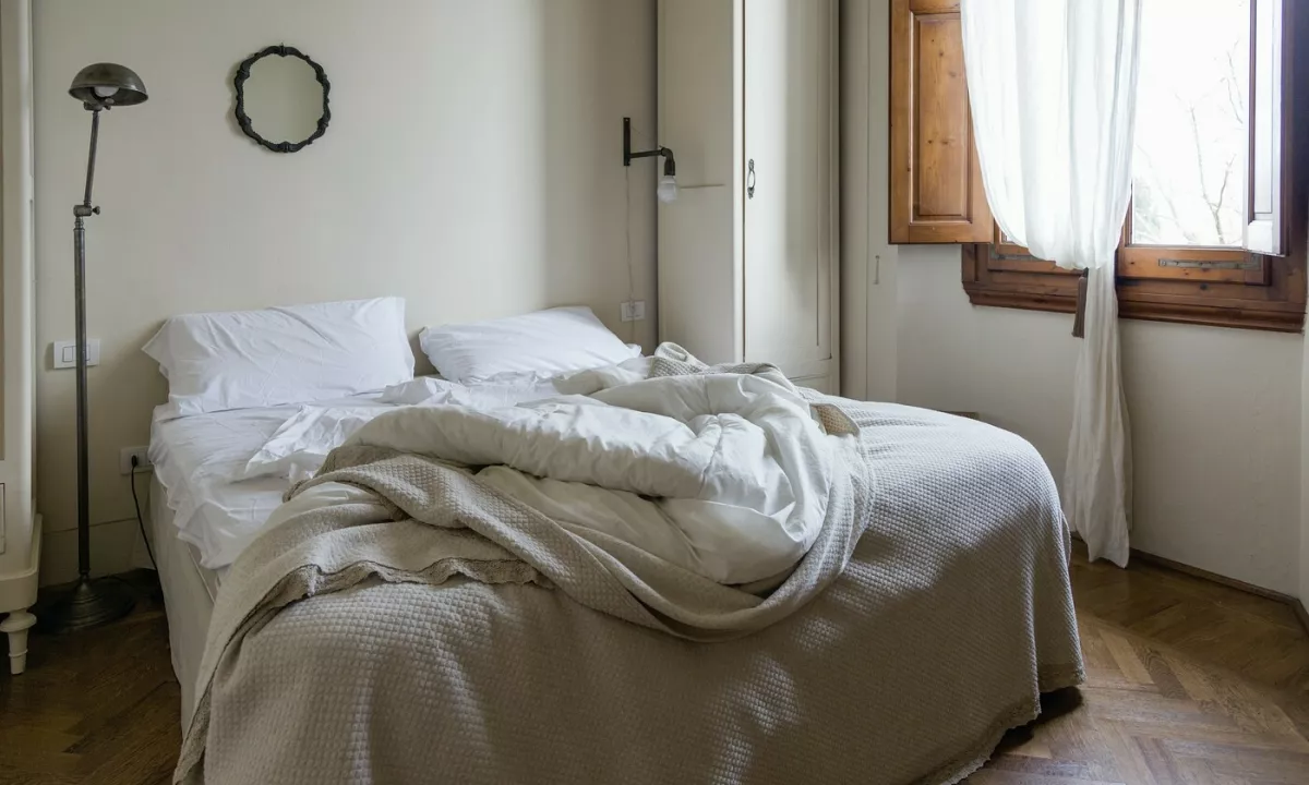 V sodobnem svetu, kjer sta produktivnost in red pogosto merilo uspeha, se na nepospravljeno posteljo običajno gleda kot na znak lenobe ali pomanjkanja discipline.