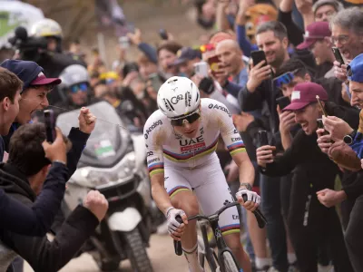 Tadej Pogacar of Team UAE Emirates pedals during the Strade Bianche (White Roads), a 203 km one day cycling race from and to Siena, Italy, Saturday March 7, 2026. (Fabio Ferrari/LaPresse via AP) / Foto: Fabio Ferrari