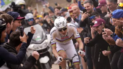 Tadej Pogacar of Team UAE Emirates pedals during the Strade Bianche (White Roads), a 203 km one day cycling race from and to Siena, Italy, Saturday March 7, 2026. (Fabio Ferrari/LaPresse via AP) / Foto: Fabio Ferrari