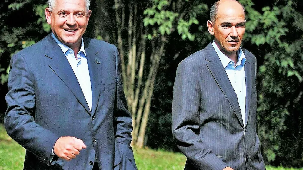 Bled, 260807.Janez Jansa i Ivo Sanader; dolazak do podija na kojem ce dati izjave.Bled strategic forum, na temu "European Union 2020: Enlarging an Integrating"Po zavrsetku sastanka premijeri dviju drzava okupljenim su novinarima odgovarali na pitanja te dali izjavu na temu razgovora.Foto: Vjekoslav Skledar / CROPIX-desk-