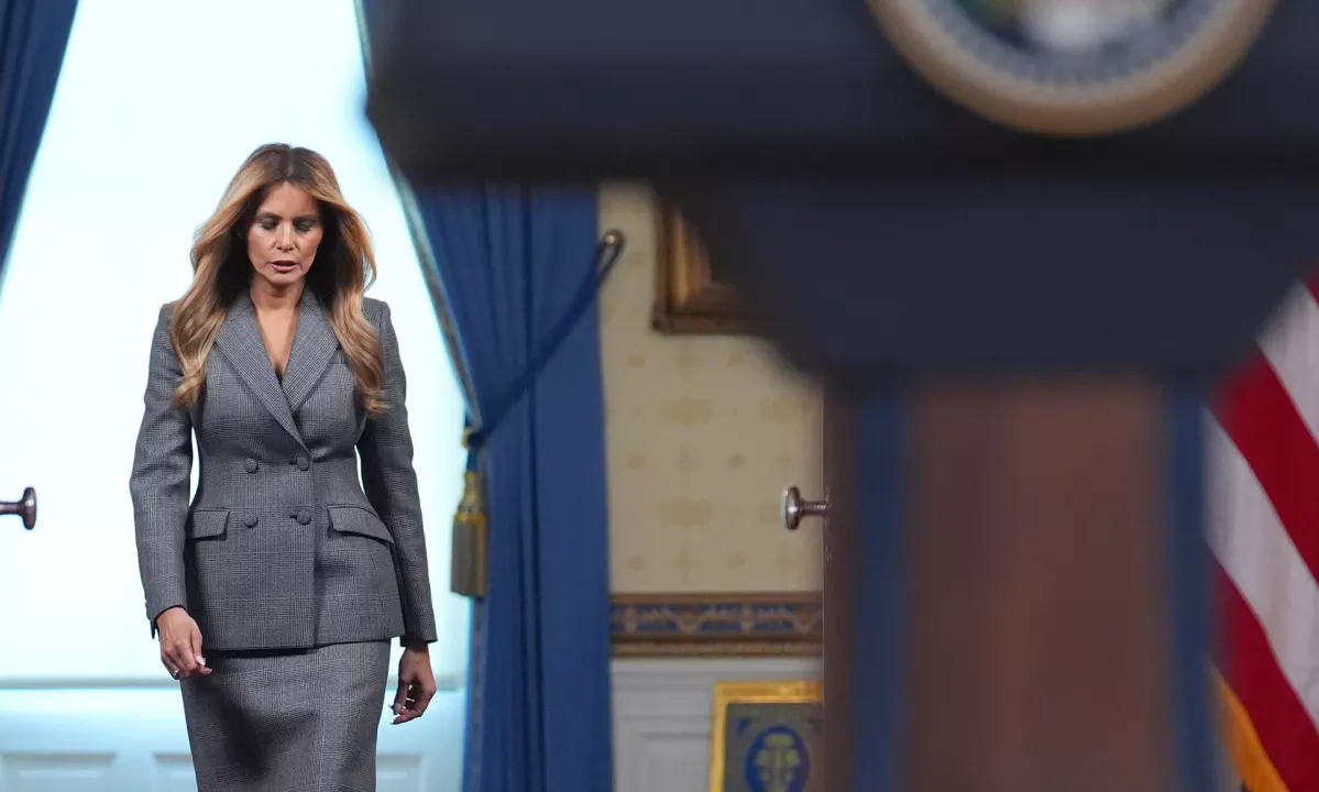 Legendarna igralka je spomnila na olivno zeleno jakno, v katero se je ameriška prva dama odela ob obisku migrantskega centra za otroke.