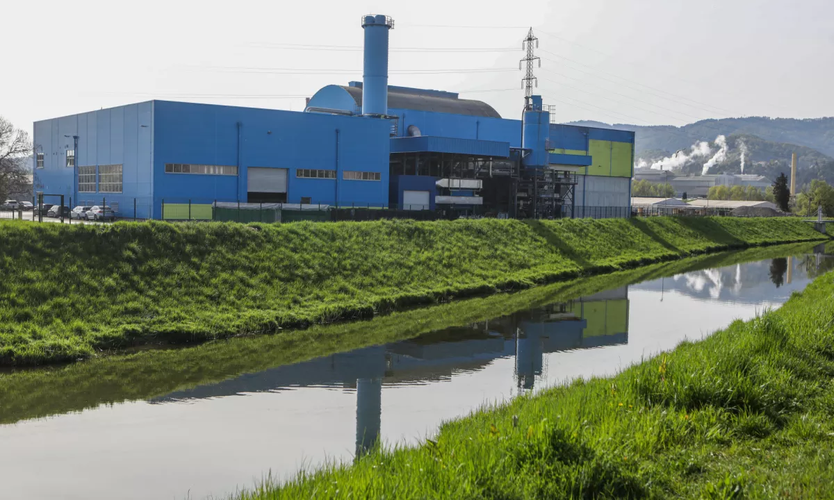 Toplarna v Celju proizvaja toploto in elektriko s sežiganjem komunalnih odpadkov ter blata iz čistilne naprave.