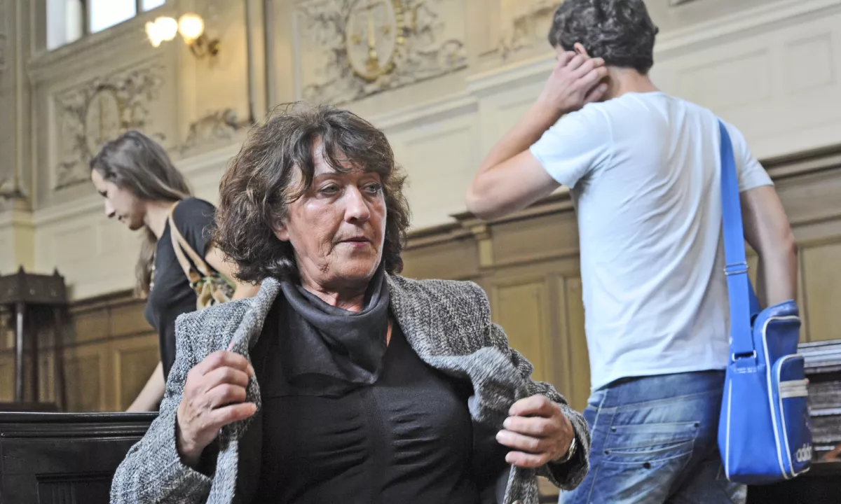 Gospa Zavašnik, ki je bila v preteklosti že obsojena zaradi kaznivega dejanja zatajitve, bi se morala tokrat zagovarjati zaradi kaznivega dejanja oškodovanja tujih pravic, za kar ji grozi denarna kazen ali do enega leta zapora.