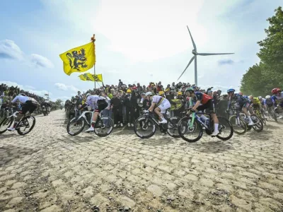 Tadej Pogačar je izjemno suvereno prevozil prve tlakovane odseke na dirki. Foto: A.S.O.