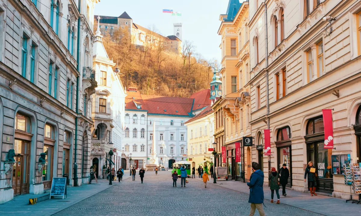 Bralka opisuje dogodek, ki kaže, kako je pešcona postala nevarna zaradi neurejenega sobivanja različnih oblik prometa.