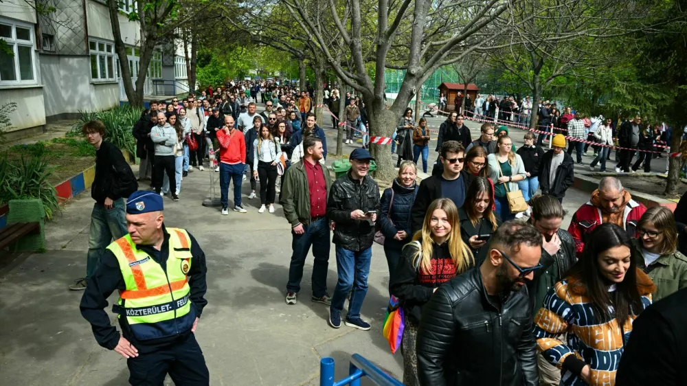 People wait in queue to vote outside a polling station during the Hungarian parliamentary election in Budapest, Hungary, April 12, 2026. REUTERS/Elisabeth Mandl   TPX IMAGES OF THE DAY