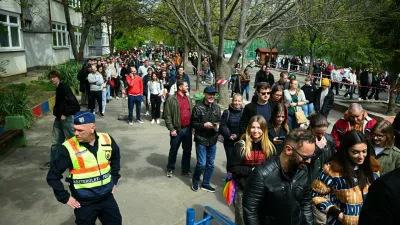 People wait in queue to vote outside a polling station during the Hungarian parliamentary election in Budapest, Hungary, April 12, 2026. REUTERS/Elisabeth Mandl   TPX IMAGES OF THE DAY