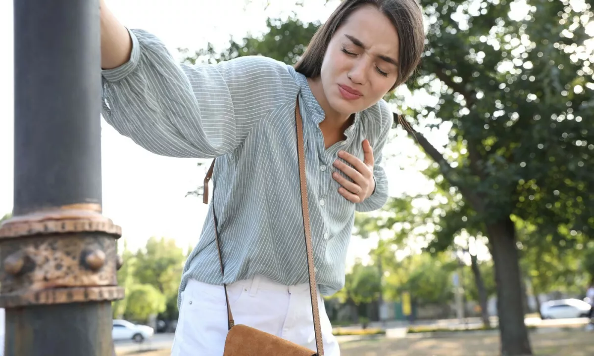 Kardiolog dr. Jeremy London, ki je tudi sam preživel srčni infarkt, opozarja na pogosto spregledan simptom.