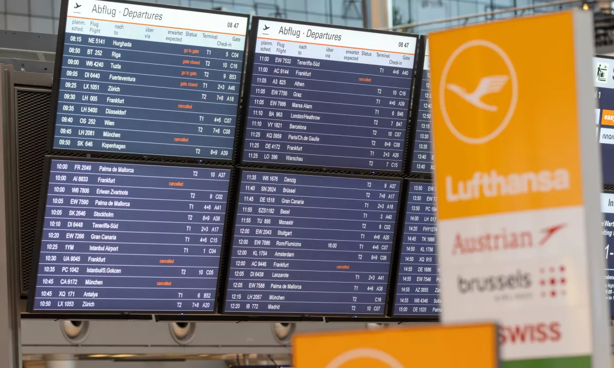 Najbolj bosta prizadeti njihovi letališči v Frankfurtu in Münchnu, kamor so v ponedeljek in torek odpovedani nekateri leti z brniškega letališča.