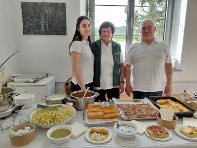 Družina Kro&scaron;elj, Slavko, Zvonka in vnukinja Sta&scaron;a so gostom ponudili izredno pester izbor jedi iz &scaron;pargljev. 