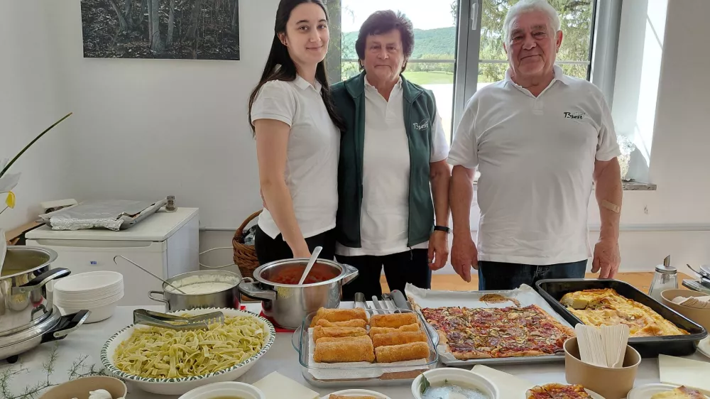 Družina Kro&scaron;elj, Slavko, Zvonka in vnukinja Sta&scaron;a so gostom ponudili izredno pester izbor jedi iz &scaron;pargljev. 