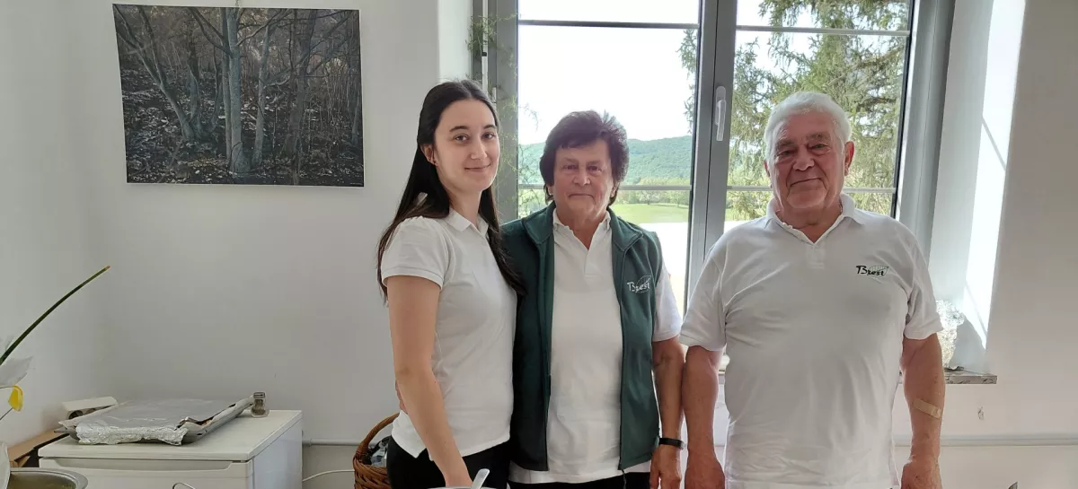 Družina Kro&scaron;elj, Slavko, Zvonka in vnukinja Sta&scaron;a so gostom ponudili izredno pester izbor jedi iz &scaron;pargljev. 