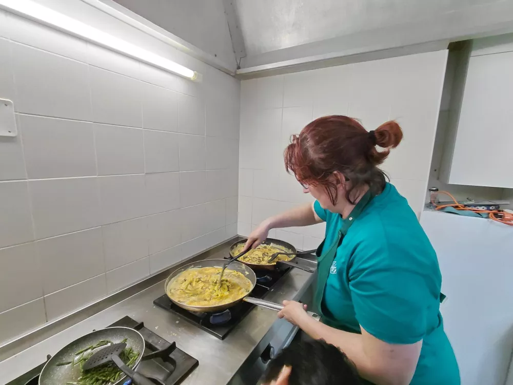 Zadaj v kuhinji pa so članice TD Brest pripravljale frtaljo tako za goste kot udeležence pohoda. 