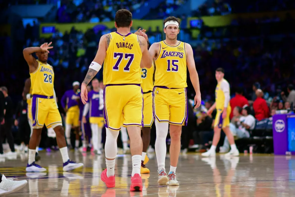 Mar 12, 2026; Los Angeles, California, USA; Los Angeles Lakers guard Luka Doncic (77) and guard Austin Reaves (15) react during the second half at Crypto.com Arena. Mandatory Credit: Gary A. Vasquez-Imagn Images / Foto: Gary A. Vasquez
