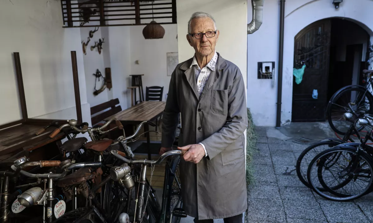 Vse deluje kot nekakšen časovni stroj, v katerem se vsak predmet ustavi v svojem obdobju.