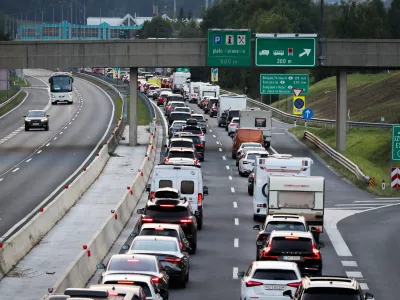 Jesenice, predor Karavanke.Zastoj na avtocesti pred predorom Karavanke v smeri proti Avstriji.