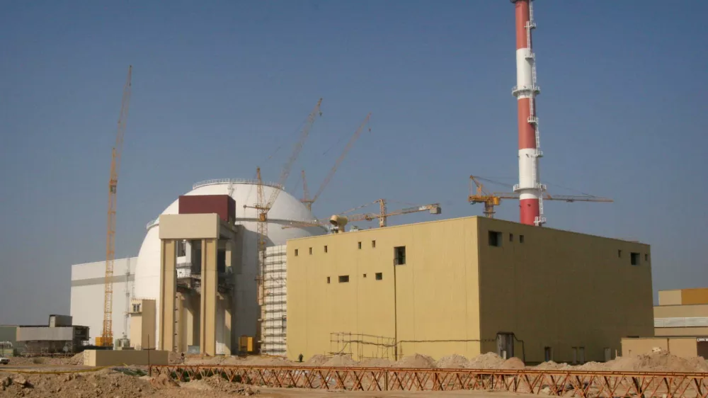 General view of a reactor which is under construction at the Bushehr nuclear power plant 1000 kms south of Tehran February 27, 2005. Russia and Iran signed a nuclear fuel supply deal long opposed by Washington on Sunday which paves the way for Tehran to start up its first atomic power plant next year, state media reported. REUTRERS/Fars News Agency MN/AA