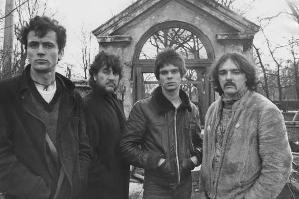 English punk rock band The Stranglers, 1977. From left to right, they are Hugh Cornwell, Jet Black, Jean-Jacques Burnel and Dave Greenfield. (Photo by Ian Tyas/Keystone Features/Hulton Archive/Getty Images)