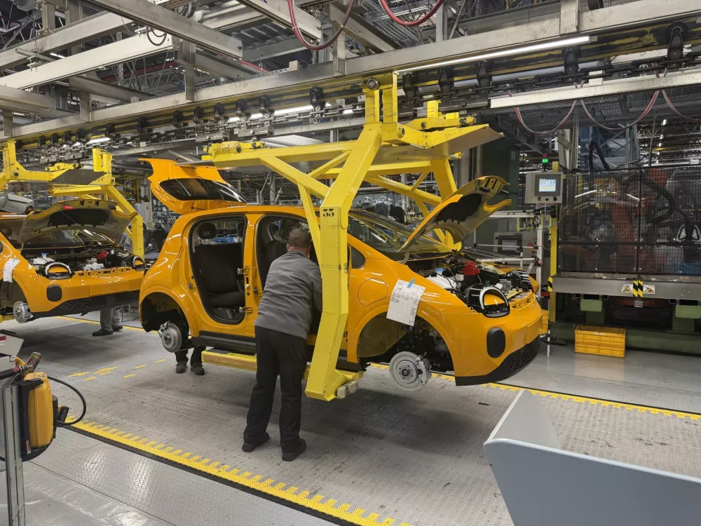 V Novem mestu trenutno proizvedejo nekaj manj kot 200 twingov na dan. / Foto: Matjaž Terzič