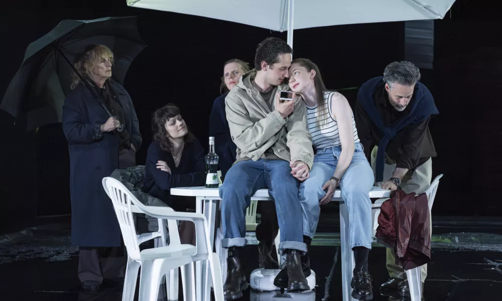 Lucy Kirkwood: Komarji, SNG Drama Ljubljana 2026, režija Ma&scaron;a Pelko