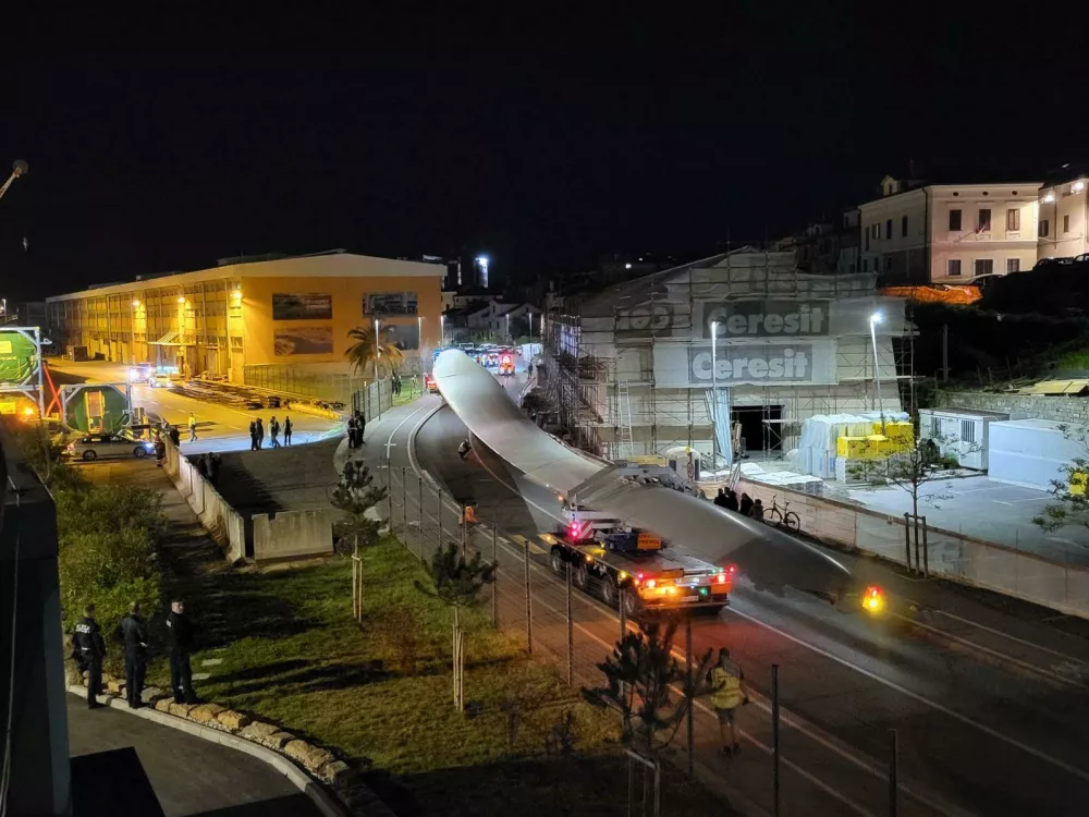 Prevoz elise iz Luke Koper proti Avstriji.