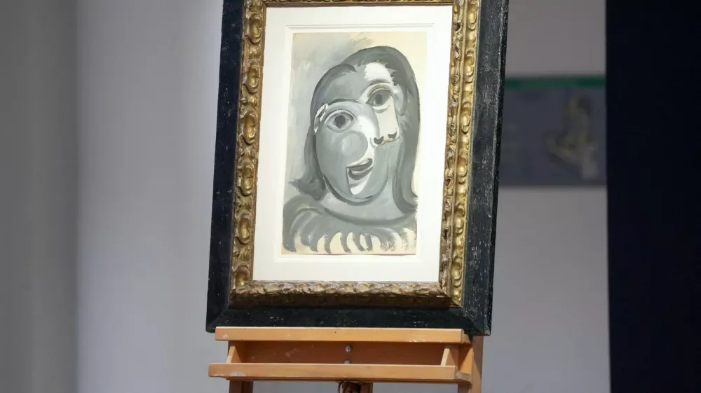 "T&ecirc;te de femme" de Pablo Picasso lors du lancement de la 3&egrave;me &eacute;dition de l'Op&eacute;ration "1 Picasso pour 100 euros" au profit de la Fondation Recherche Alzheimer chez Christie's &agrave; Paris, France, le 9 d&eacute;cembre 2025. Anne-Sophie Guebey/Bestimage Succession Picasso, Paris 2025 Launch of the 3rd edition of the "1 Picasso for 100 euros" campaign to benefit the Alzheimer's Research Foundation at Christie's in Paris, France, on December 9, 2025,Image: 1058121912, License: Rights-managed, Restrictions:, Model Release: no