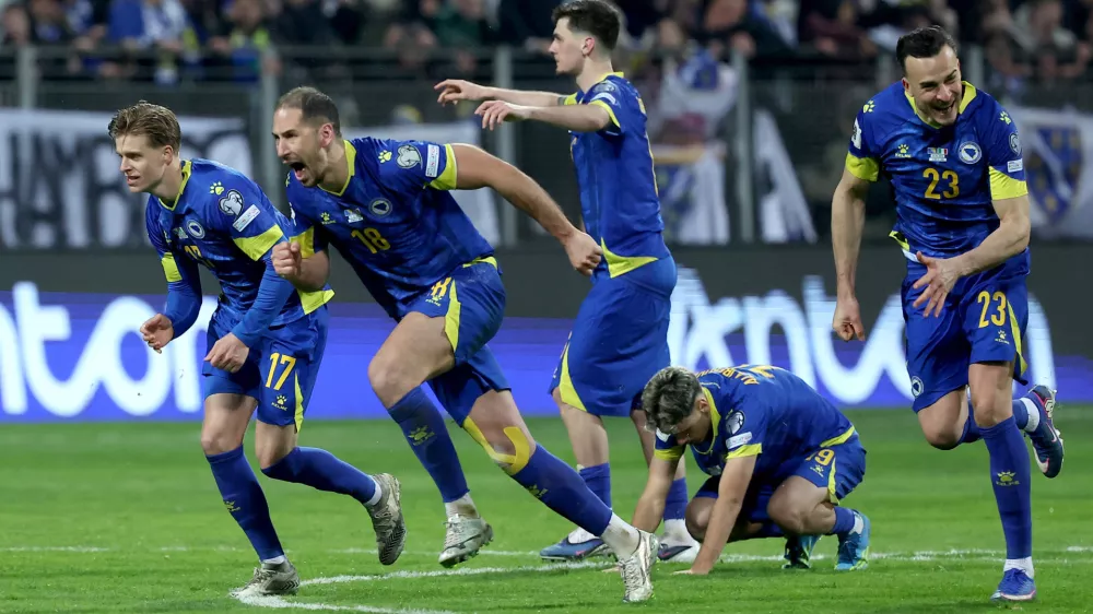 31.03.2026., stadion Bilino Polje, Zenica, Bosna i Hercegovina - Finalna utakmica doigravanja za plasman na FIFA Svjetsko prvenstvo 2026. izmedju Bosne i Hercegovine i Italije. Dzenis Burnic, Nikola Katic, Benjamin Tahirovic i Haris Tabakovic slave nakon sto su jedanaestercima svladali Italiju te si osigurali mjesto na Svjetskom prvenstvu. Photo: Armin Durgut/PIXSELL / Foto: Armin Durgut/pixsell